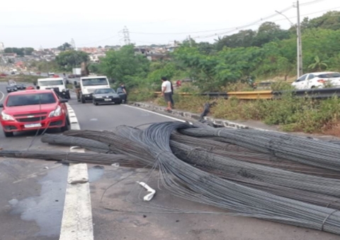 Cabos de aço despencam de carreta na Avenida das Flores e interditam parte da pista