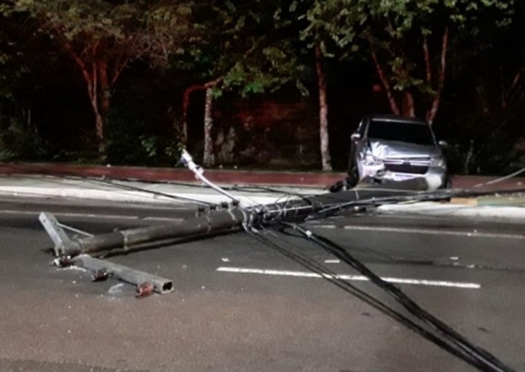 Carro invade calçada e arranca poste em avenida na Ponta Negra