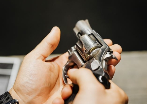 Homem é baleado no meio de avenida por pistoleiro misterioso em Manaus