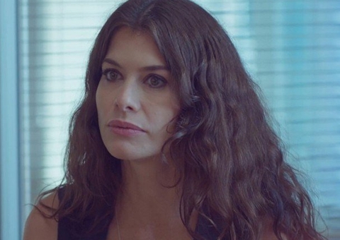 Alinne Moraes radicaliza e corta os cabelos durante o SPFW; veja como ficou