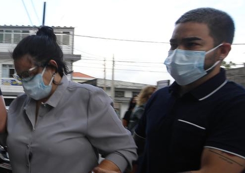 Yudi Tamashiro ampara a mãe no velório do pai, vítima da Covid-19