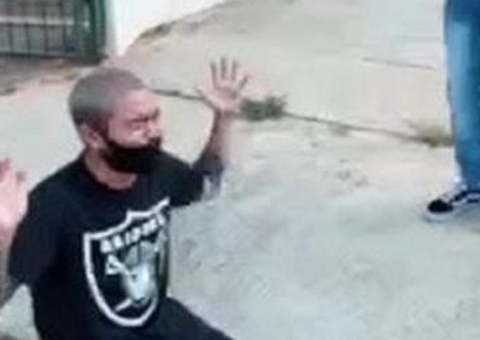 Ajoelhado, Yudi ora em frente de hospital onde pais estão com Covid-19