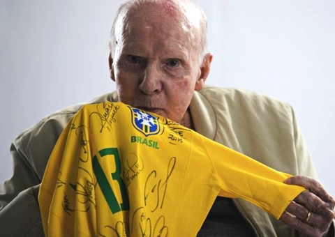 Zagallo respira sem ajuda de aparelhos e estado é estável, segundo boletim