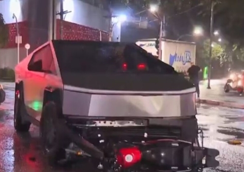 Motociclista morre ao ser atingido por carro Tesla futurista em São Paulo