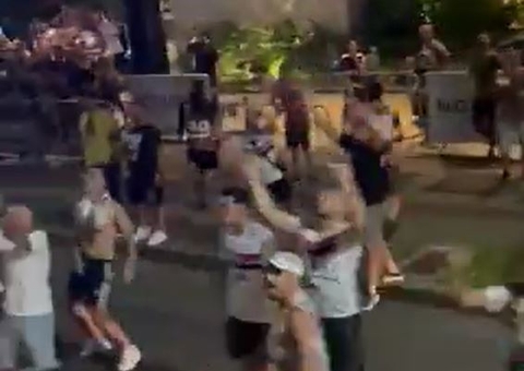 Vídeo: Torcedor do São Paulo é preso quebrar vidro de ônibus do Palmeiras