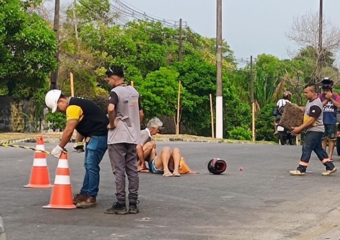 Passageira fica ferida em acidente entre moto de aplicativo e caminhonete em Manaus