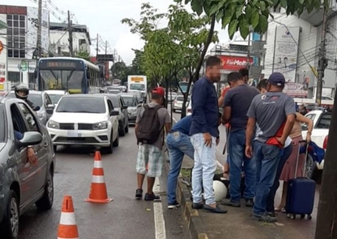Motociclista fica ferido ao colidir com árvore no canteiro de avenida em Manaus