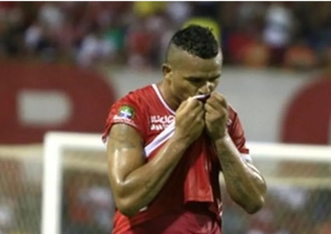 Mulher se joga de carro em movimento ao ser agredida por jogador de futebol