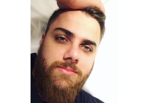 Sertanejo Zé Neto deixa escapar pênis em vídeo de roupão