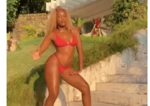 Iza rebola de biquíni ao som de sua nova música, 'Gueto', e enlouquece web