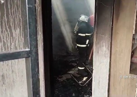Casa é destruída durante incêndio em Manaus