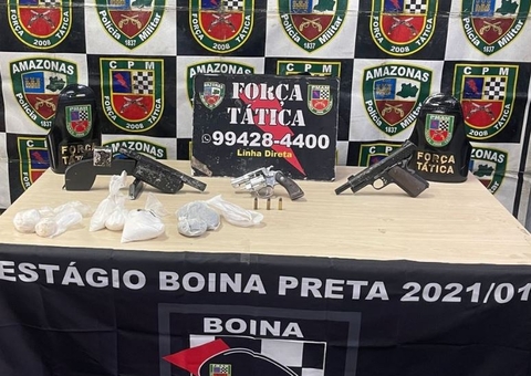 Criminosos abandonam armas e drogas em matagal durante fuga em Manaus