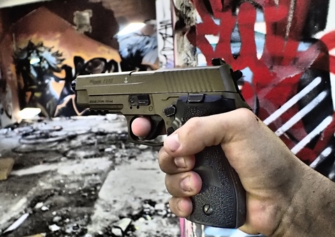 Grupo invade bar e criva homem de balas na frente de clientes em Manaus