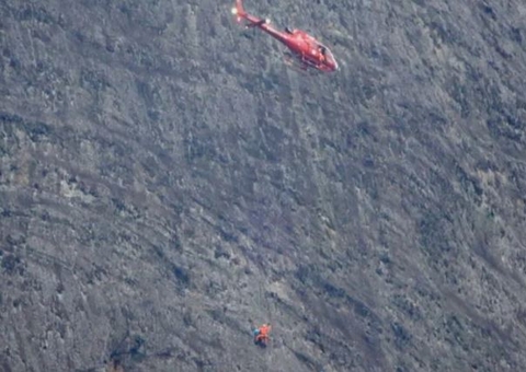Alpinistas são resgatados após ficarem pendurados em paredão em meio a temporal