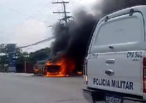 Incêndio destrói carro em rotatória do Distrito Industrial em Manaus; vídeo