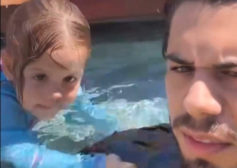 Zé Felipe se desespera e pula na piscina ao ver filha se afogando