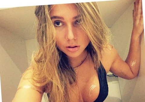Carol Portaluppi sensualiza na internet e arranca elogios 