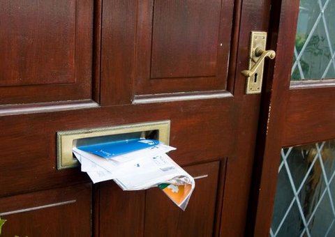 Homem coloca pênis em caixa de correio e assusta mulheres