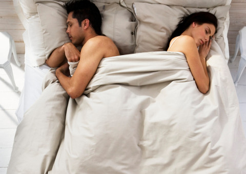 Posição em que casal dorme revela nível de felicidade no relacionamento