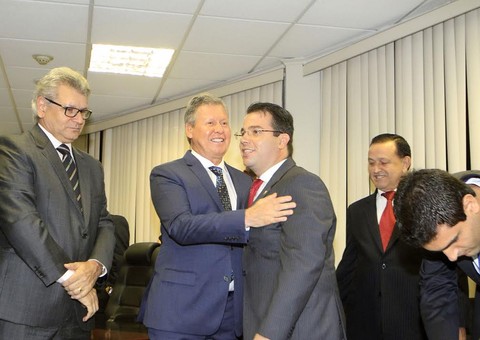 Em duas posses, prefeito prega a união por Manaus