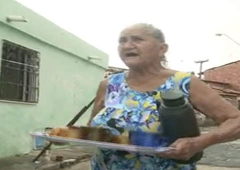 Sem cobrar nada, aposentada distribui café pelas ruas de seu bairro