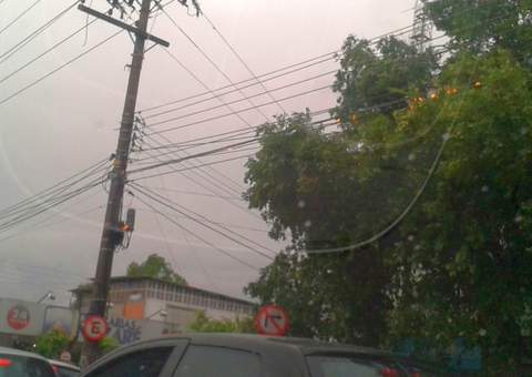 Fiação elétrica põe carros e pedestres em perigo