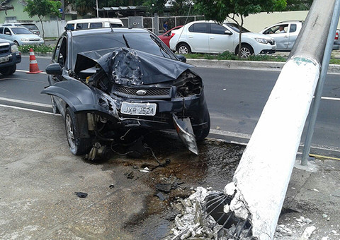 Sargento perde direção e carro derruba poste
