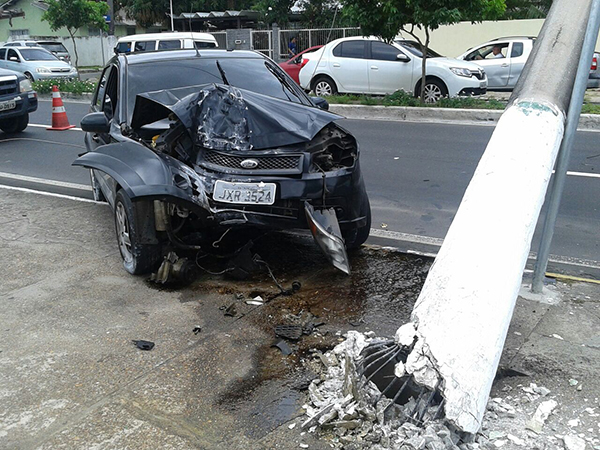 Sargento perde direção e carro derruba poste