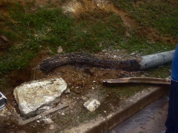 Hilux colide em poste de energia e uma pessoa fica ferida