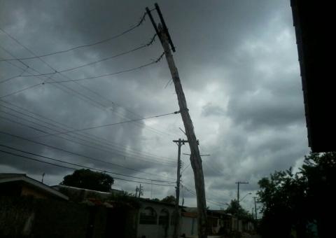 Poste de madeira ameaça desabar no Manoa