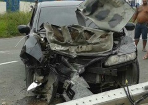 Três ficam feridos em acidente de carro que bateu em poste de iluminação