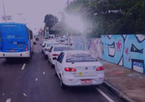 Fila em posto de combustível atrapalha tráfego na Constantino Nery