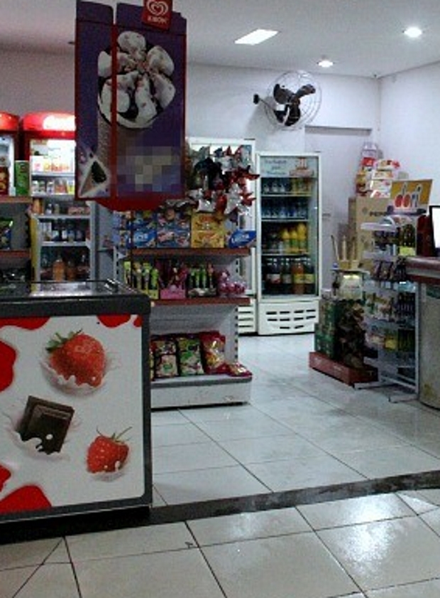 Duas pessoas são alvejadas à bala em loja de conveniência