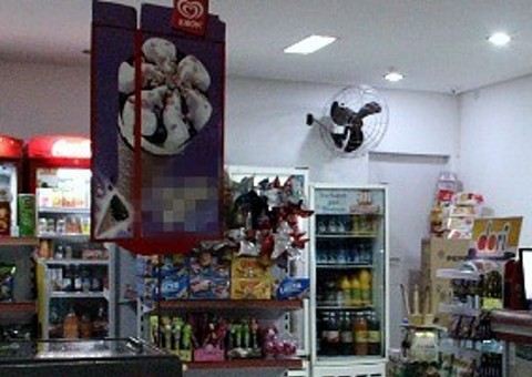 Duas pessoas são alvejadas à bala em loja de conveniência