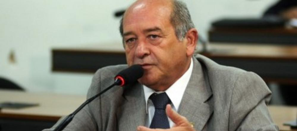 Justiça proíbe Praciano de falar “inverdades” contra Melo e Omar