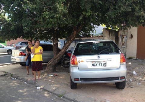 Parada de ônibus usada como estacionamento de veículos