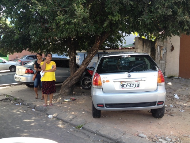 Parada de ônibus usada como estacionamento de veículos