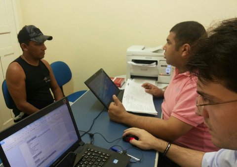 Presos  recebem atendimento de defensores públicos