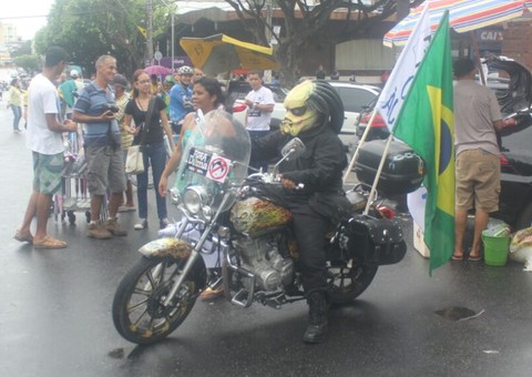 Universo preocupado: Até o "Predador" participou da manifestação contra a Dilma em Manaus