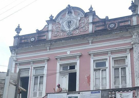 Obra descaracteriza prédio no centro histórico