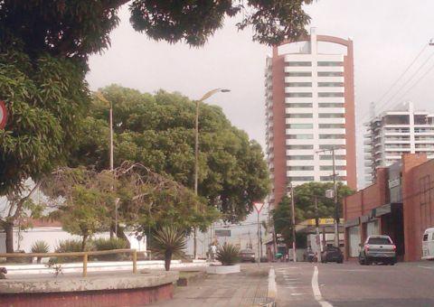 Prefeito discute número de andares de prédios em Manaus