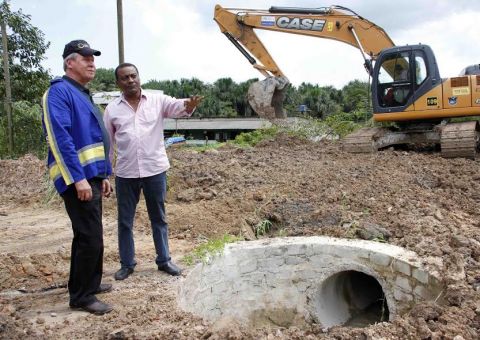 Artur fiscaliza obras nas zonas Leste e Norte de Manaus