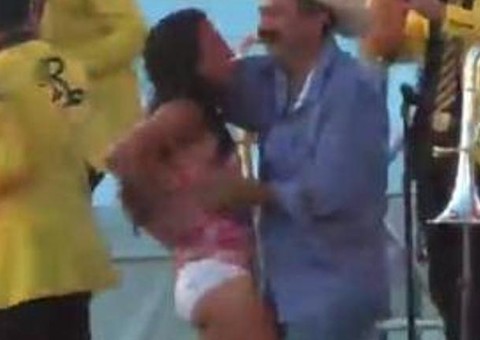   Vídeo: Prefeito tenta tirar vestido de menor de idade em público