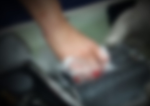 Mulher tem mão presa em máquina de moer carne no Centro de Manaus