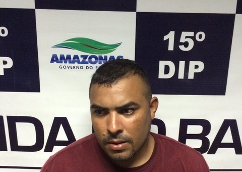 Dois homens armados suspeitos de tráfico de drogas são presos 