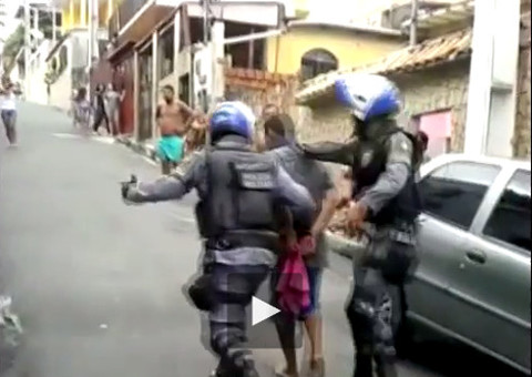 Homem que ateou fogo em casas apanha da polícia e de populares