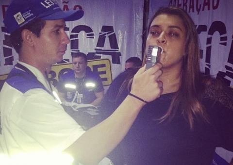 Preta Gil é parada na Blitz da Lei Seca pela madrugada