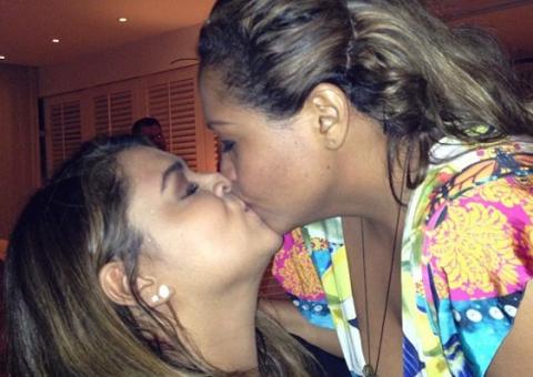 Preta Gil tasca beijo em Gabi Amarantos
