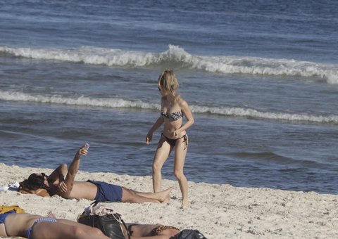 Gustavo Salyer não larga o celular. Nem na praia