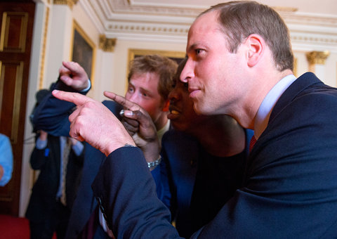   Príncipes William e Harry divulgam primeira 'selfie' da realeza